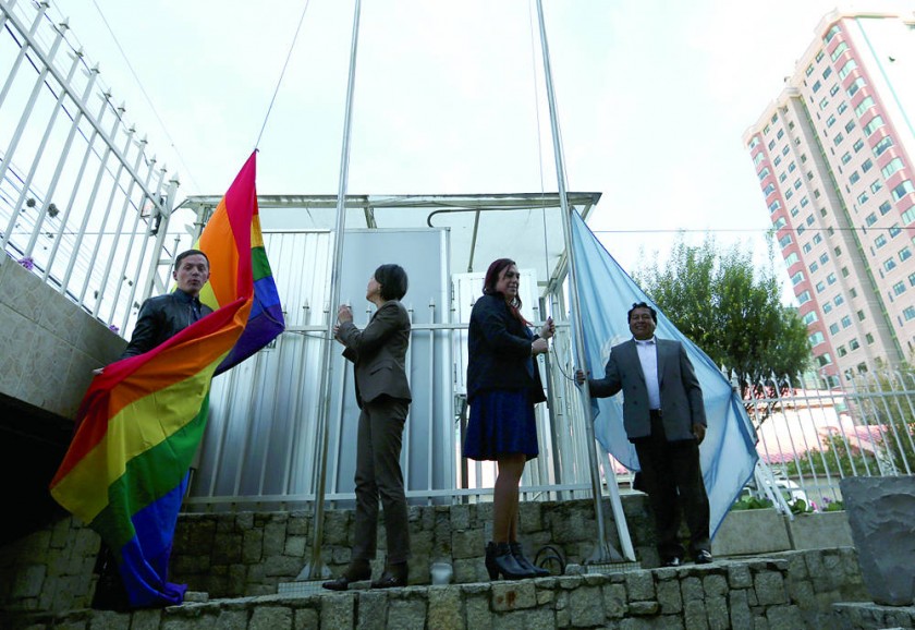 CELEBRACIÓN. Una imagen de la iza de la bandera arcoiris por el Día Internacional del Orgullo LGBTI en el edificio...