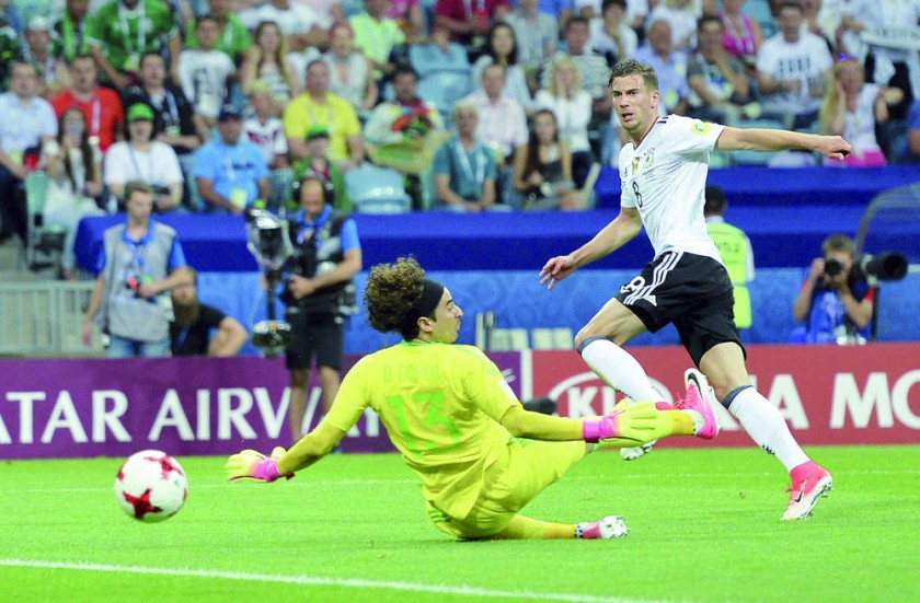 El alemán Leon Goretzka anota el segundo gol para su selección al vulnerar al arquero chileno Guillermo Ochoa.