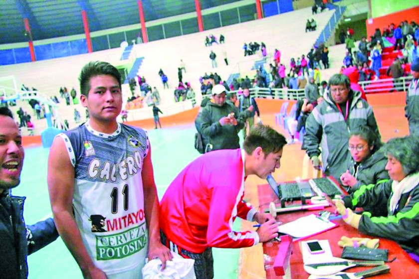 El jugador Áxel Veizaga (i) y Calero presentaron un amparo constitucional para su habilitación en la Liga.