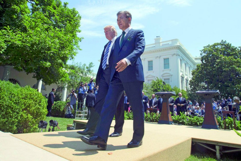 REUNIÓN. El presidente estadounidense, Donald Trump (i) junto con su homólogo de Corea del Sur, Moon Jae-in.