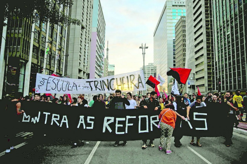 PROTESTA. Manifestantes participan en una huelga convocada por organizaciones de izquierda contra la permanencia de...