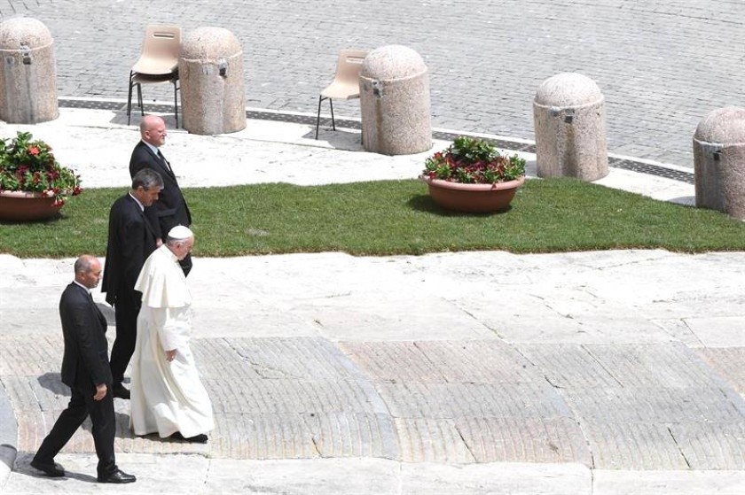 El papa Francisco se retira tras presidir una misa por la festividad de San Pedro y San Pablo en la plaza de San Pedro.