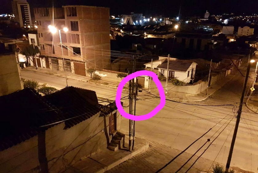 Una vecina logró sacar una fotografía del cuerpo del atropellado en la avenida Emilio Mendizabal. Gentileza