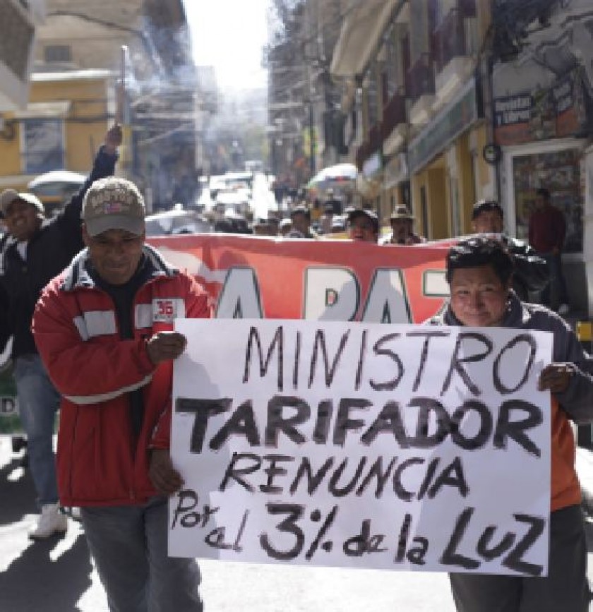 PROTESTA. La marcha vecinal en contra del tarifazo eléctrico en la Sede de Gobierno.