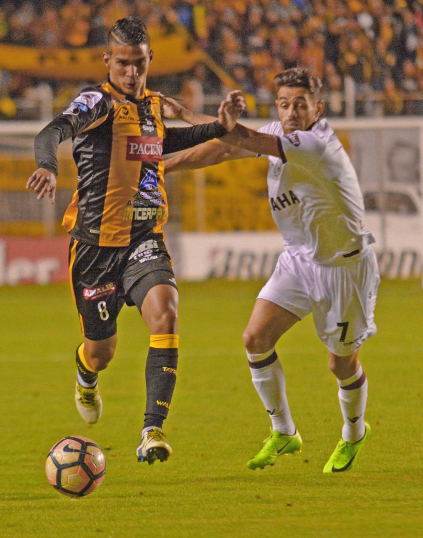 The Strongest arañó un empate frente a Lanús en el último minuto del partido de ida de los octavos de final.