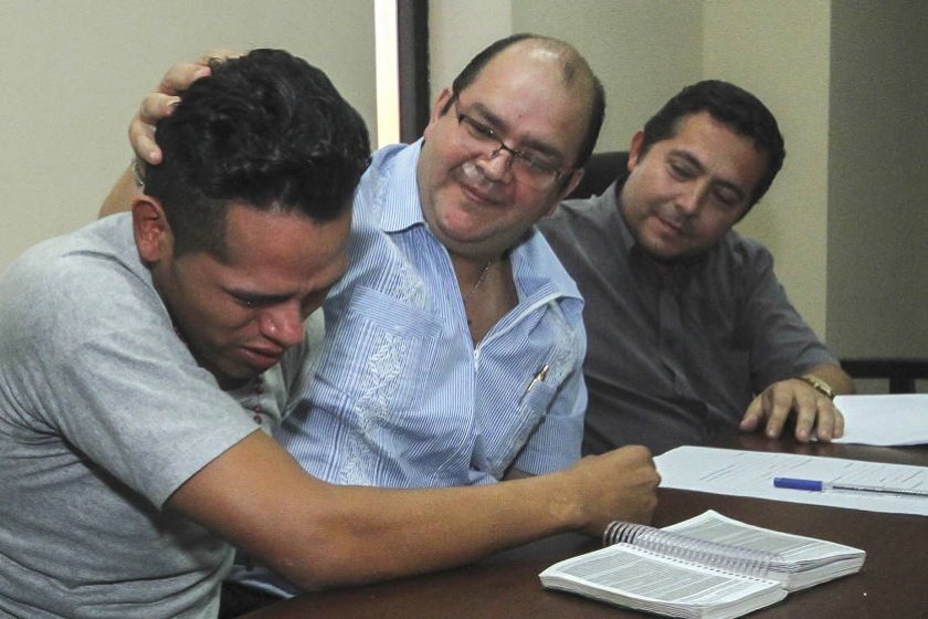 Reynaldo Rasmírez (i) llora luego de recuperar su libertad. Foto: APG/Archivo