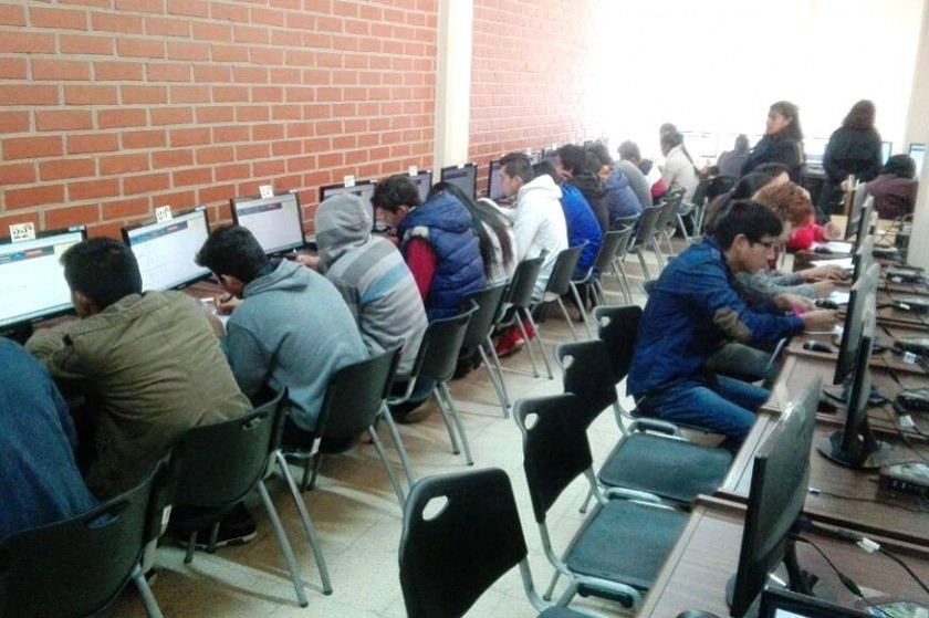 Los postulantes durante el examen de esta mañana. Foto: Enrique Quintanilla