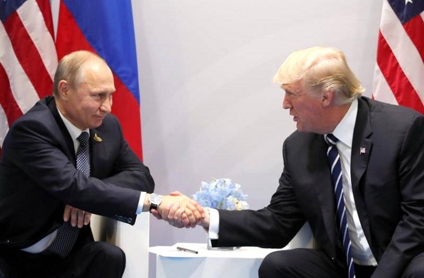 El presidente ruso, Vladímir Putin, conversa con el presidente estadounidense, Donald J. Trump (d), durante una reunión.