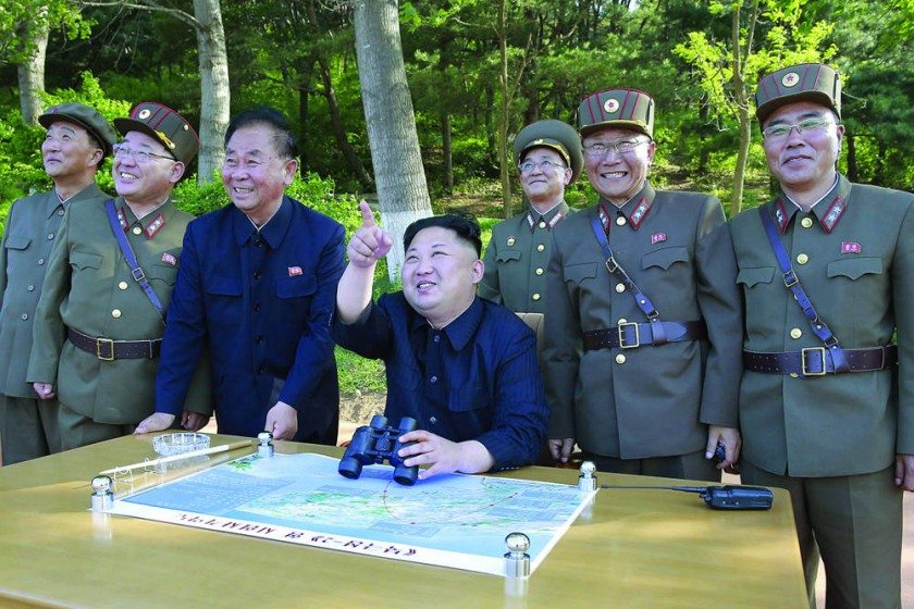 ARMAS. Foto reciente del líder norcoreano Kim Jong-un mientras supervisa el lanzamiento de un misil balístico...