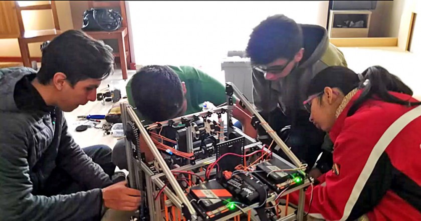 ROBÓTICA. El equipo de Bolivia está listo para participar en el mundial con su robot, practican intensamente desde...