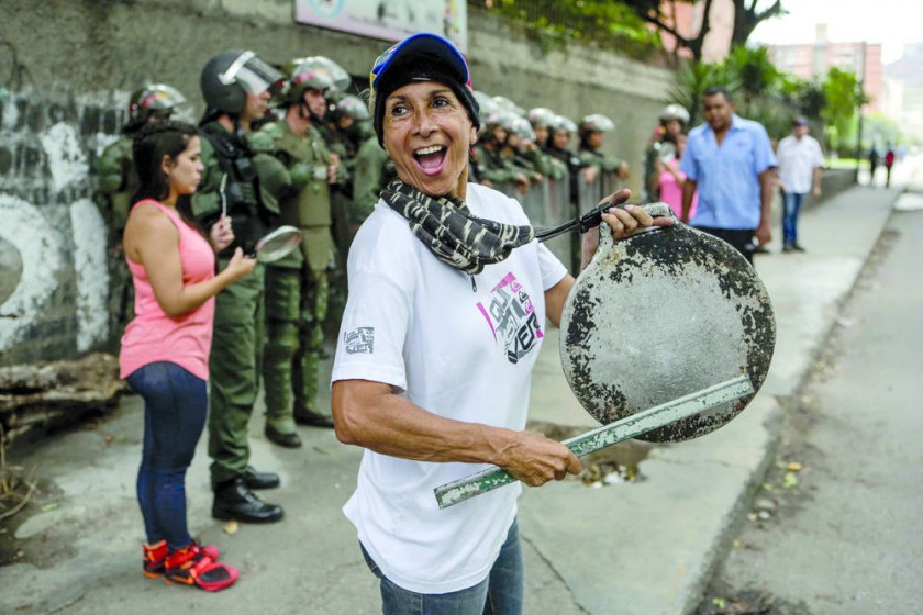 PROTESTAS. Simpatizantes de la oposición bloquean una calle durante el "trancazo" convocado por los dirigente de la...