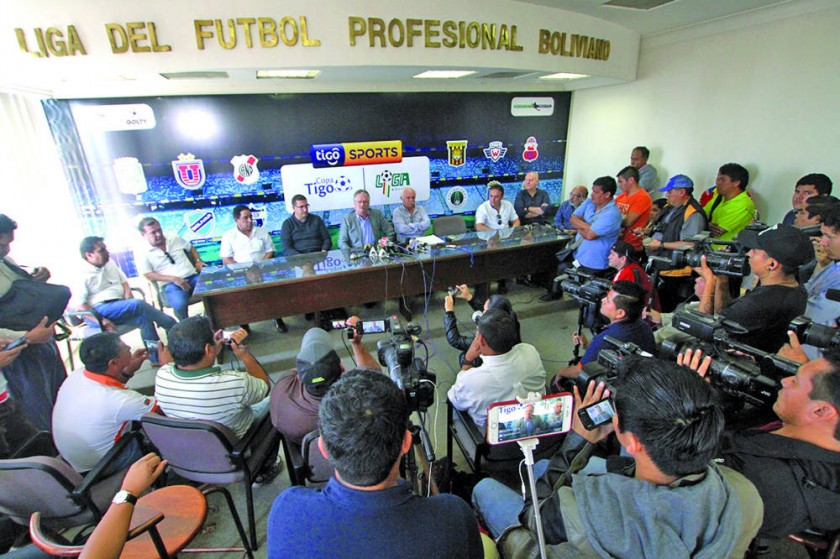 Los representantes de los clubes ligueros se reunirán hoy, en Santa Cruz, para tratar las deudas con los futbolistas y..