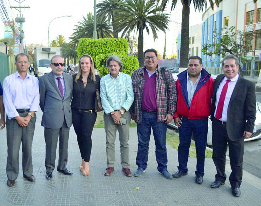 El chuquisaqueño Oscar Loredo (i) al lado del candidato presidencial a la FBF, Guido Loayza, y los dirigentes que...