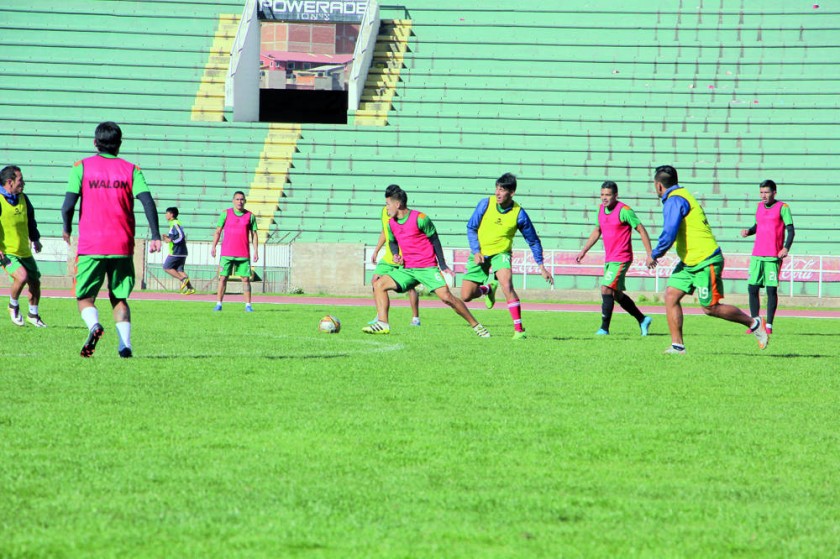 El plantel estudiantil sostuvo ayer una sesión de fútbol, en el estadio Patria, pensando en la visita a Oriente.