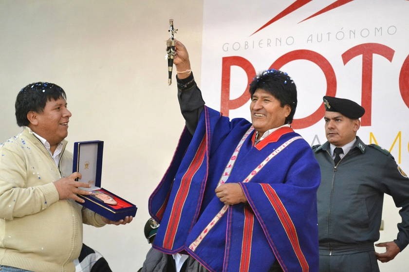 Presidente Evo Morales entrega 15 camiones cisterna, 30 tanques de agua e inaugura un coliseo en Potosí. Foto: ABI