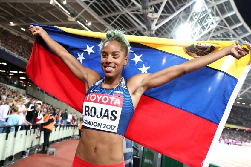 La venezolana Yulimar Rojas celebra su victoria hoy, lunes, en la final femenina de triple salto. EFE