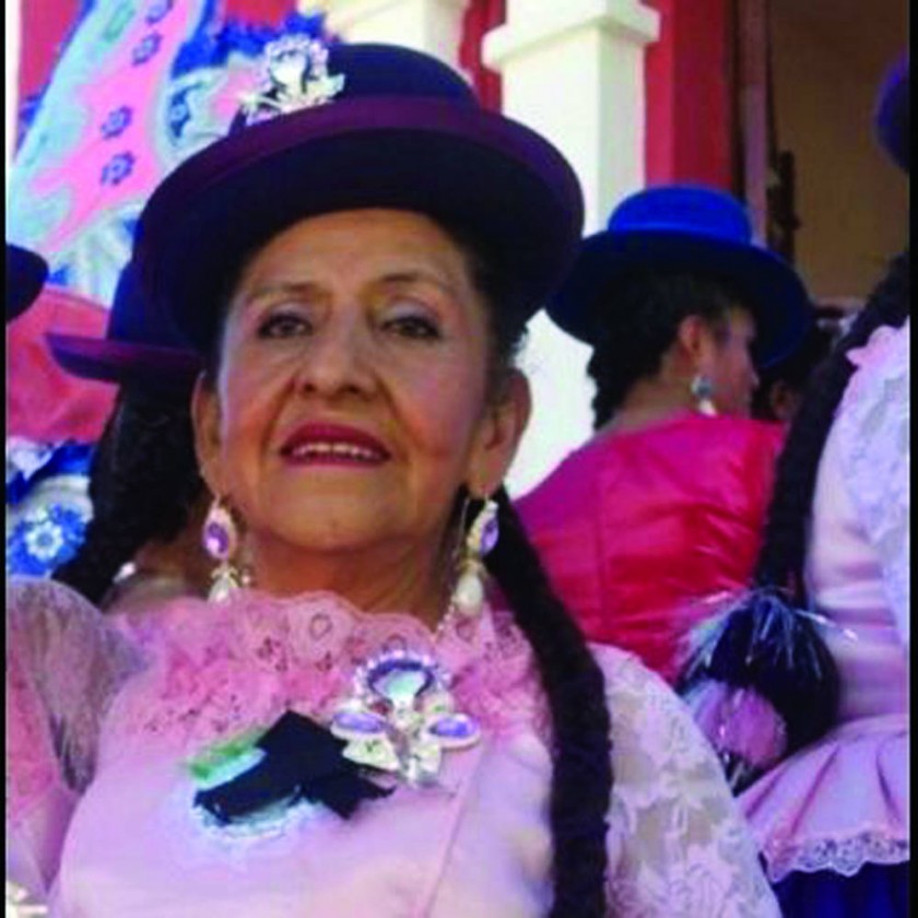 EXEQUIAS. El cuerpo de Carmen es velada por sus amistades más cercanas.