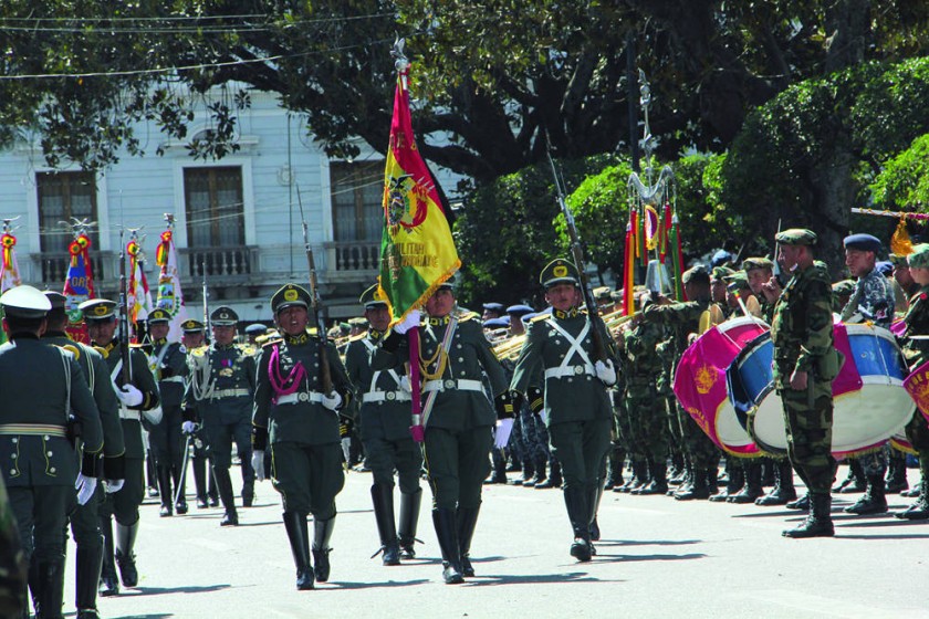 ACTO. Los militares formaron en la plaza 25 de Mayo para festejar aniversario.