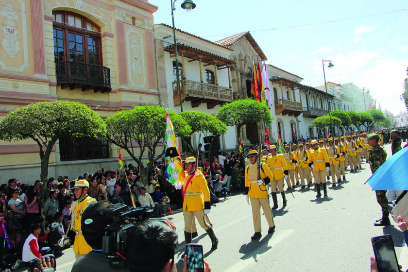 TRADICIÓN. Los Kellu Runas a su paso por la Casa de la Libertad.