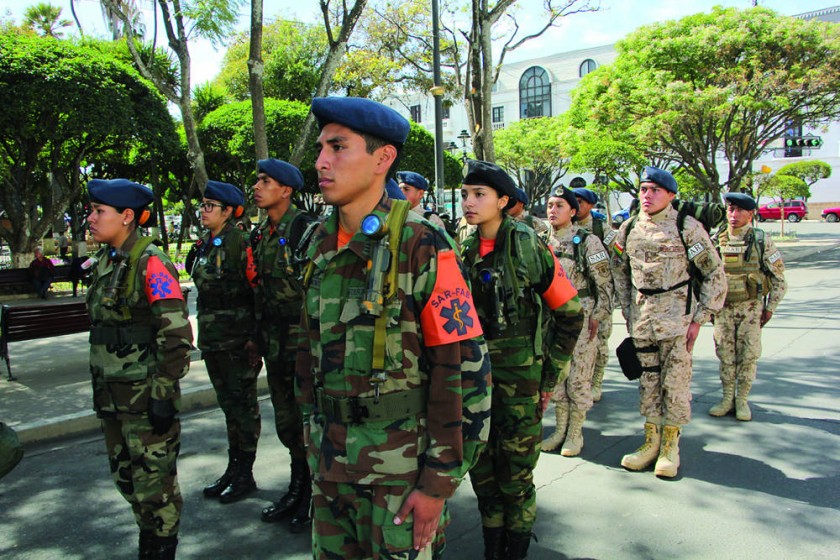 SAR. Los voluntario de la Fuerza Aérea de Bolivia en la jura a la Bandera.