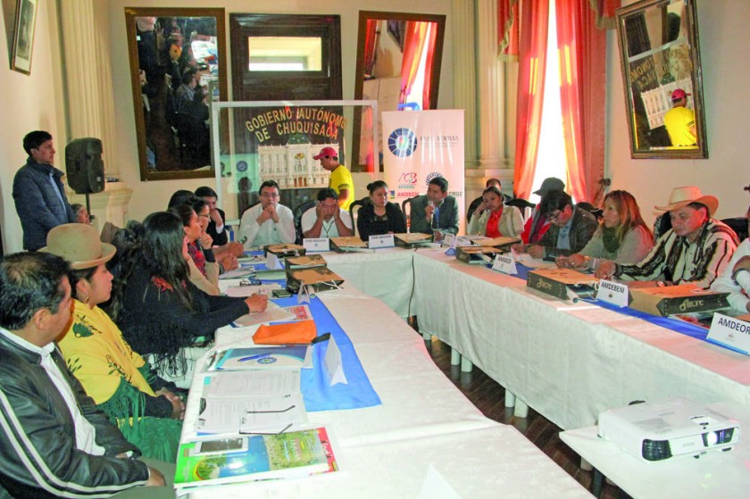 DEBATE. Una reunión de la FAM en Sucre, donde la AMB presentó su propuesta.