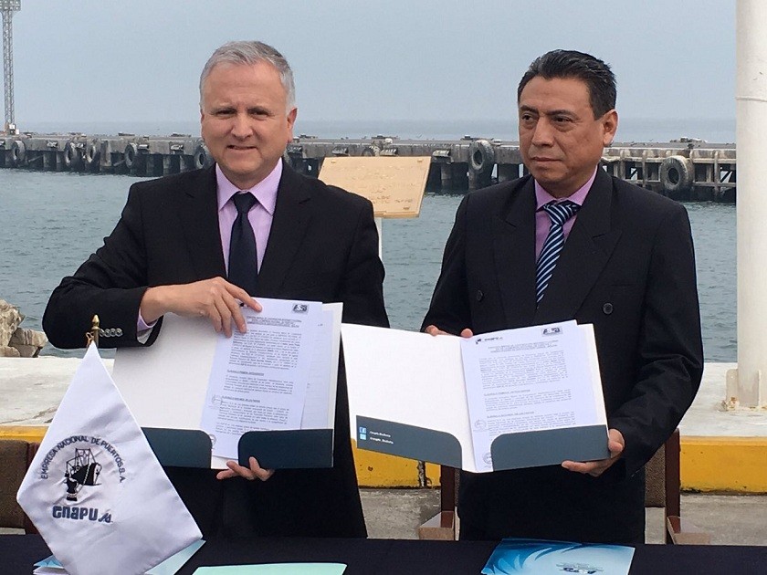 El acuerdo firmado entre los representantes de Bolivia y Perú. Foto ABI