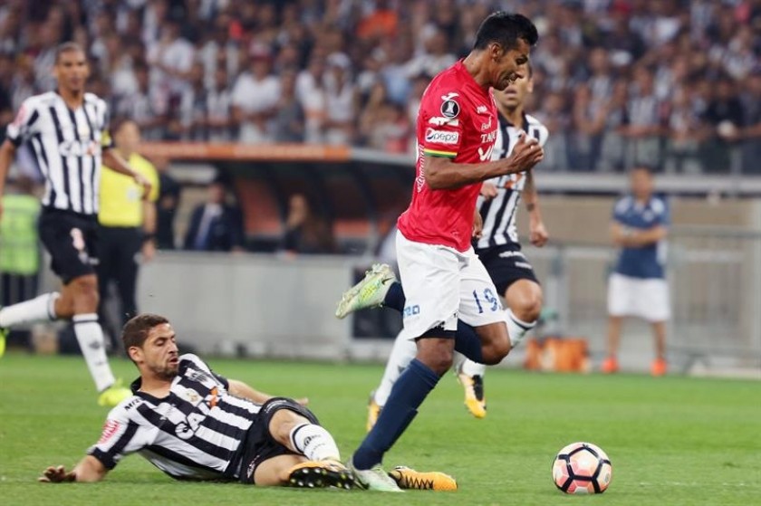 Gabriel (i) de Atlético Mineiro disputa el balón con Gilbert Álvarez (d) Jorge Wilstermann. Foto: EFE