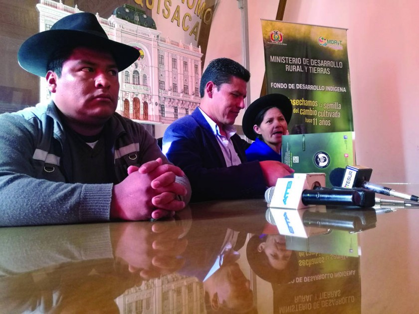 ANUNCIO. El ejecutivo de la FUTPOCH, Román Barrón; el director ejecutivo del FDI, Braulio Yucra, y la ejecutiva de las..