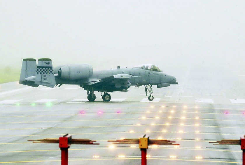 DESPEGUE. Un avión militar A-10 Thunderbolt listo para despegar de una base aérea estadounidense en Osan (Corea del Sur)