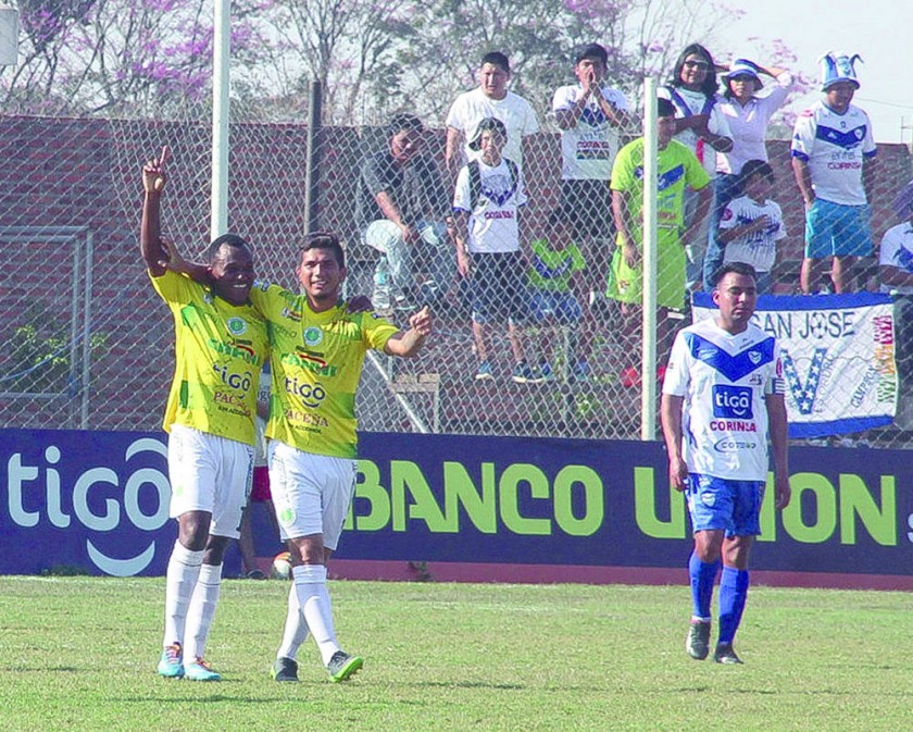 Los jugadores Gustavo Pinedo (i) y Diego Rivero celebran el gol que le dio el triunfo a Petrolero sobre el santo.