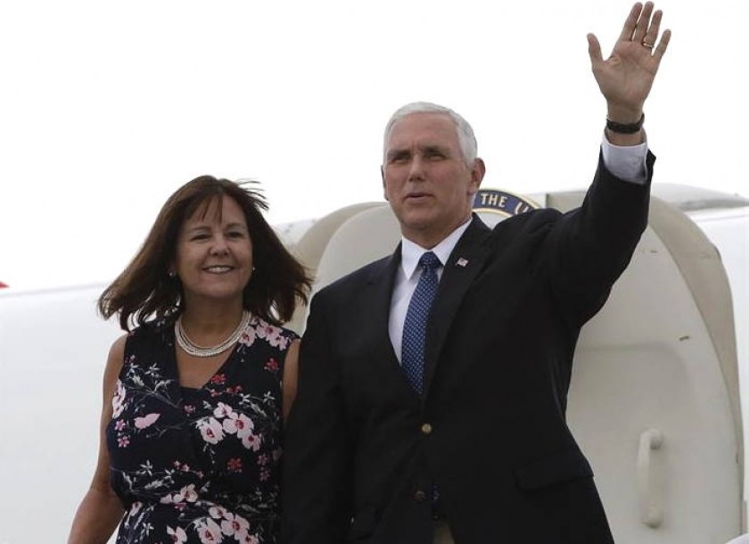 El vicepresidente de EE.UU., Mike Pence (d), y su esposa Karen (i), saludan a su llegada a Colombia. EFE