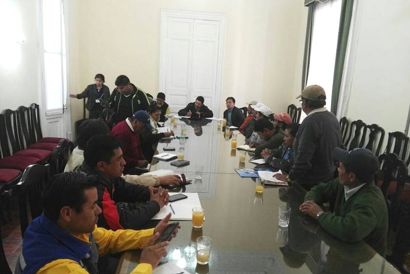 La reunión entre los representantes de los tres municipios y el Gobernador de Chuquisaca. FOTO: Luis A. Guevara L.