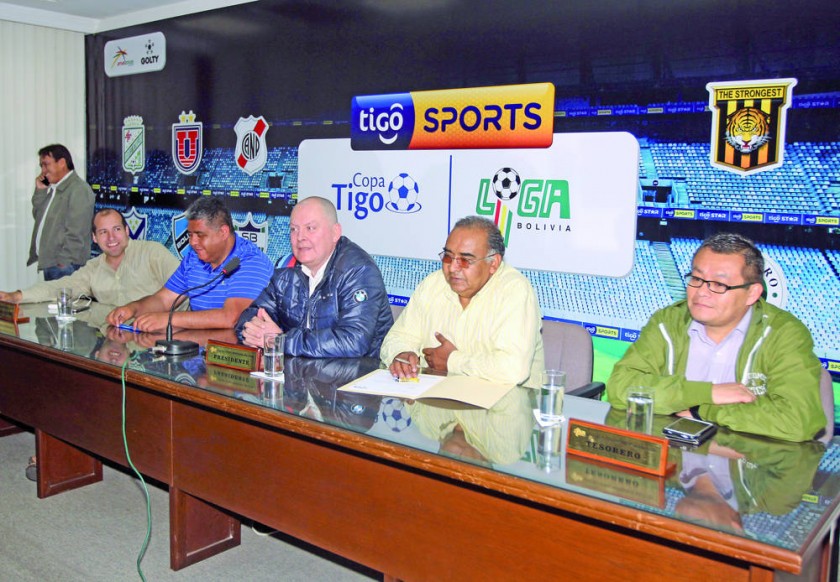 El dirigente de Oriente Petrolero, Carlos Ribera (c), fue elegido por ocho de los 12 clubes para asumir el mando...