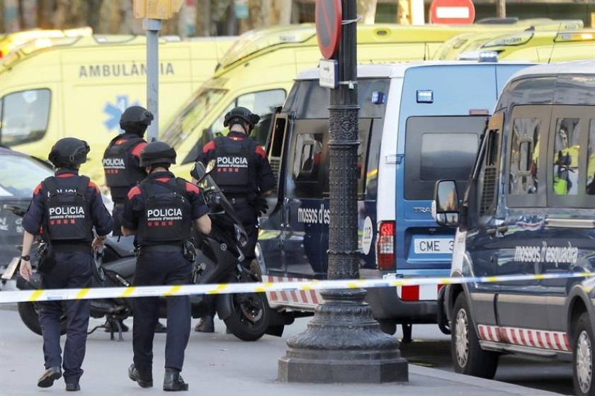 Policías en el lugar en el que una furgoneta ha atropellado esta tarde a varios peatones que paseaban. EFE