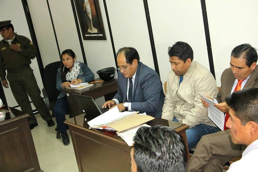 Carlos Aparicio (3 izquierda) con sus abogados defensores durante la audiencia. Foto: CORREO DEL SUR