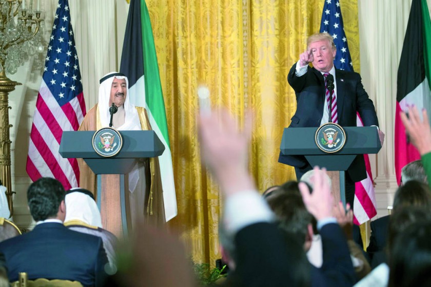 CONFERENCIA. El presidente de los Estados Unidos Donald J. Trump (d) responde preguntas a periodistas durante...
