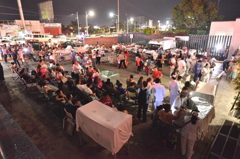 Pacientes y médicos de un hospital en Villahermosa ( México) permanecen fuera hoy, viernes, tras el sismo. EFE