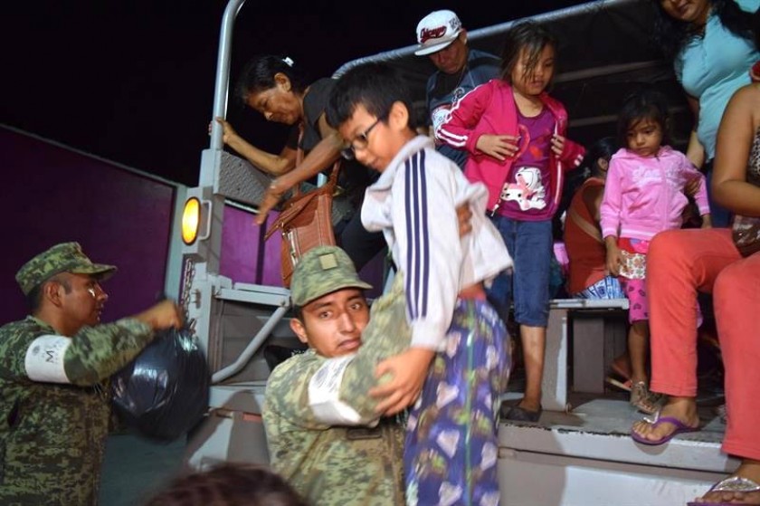 Miembro de la Marina Armada de México evacuan a residentes del municipio de Tapachula, en el estado de Chiapas. EFE