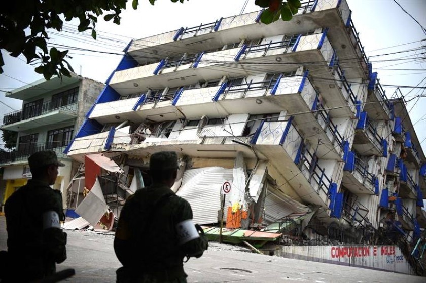 Militares observan el hotel "Ane Centro", afectado por un sismo en el municipio de Matías Romero, en estado de Oaxaca.