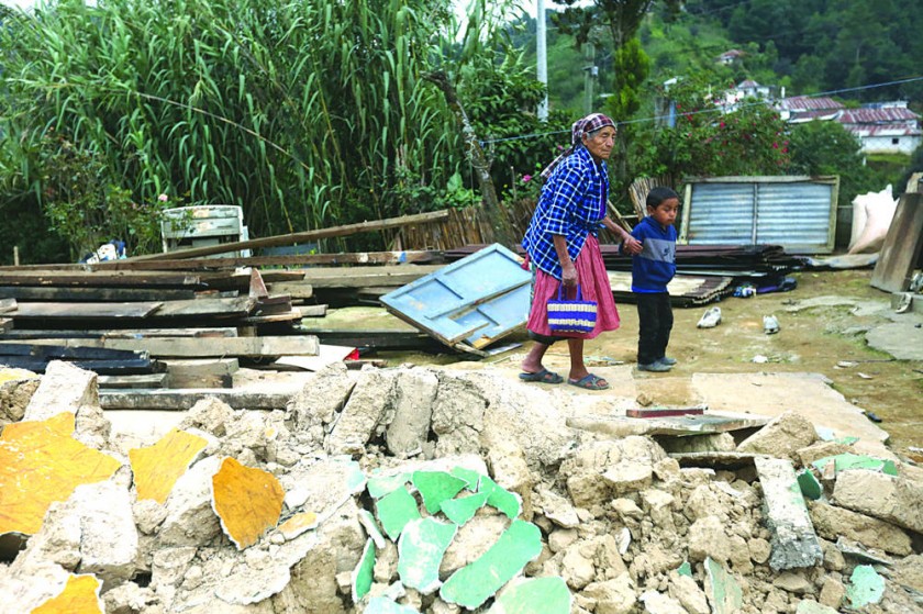 México de luto intenta levantarse tras el sismo más fuerte en un siglo
