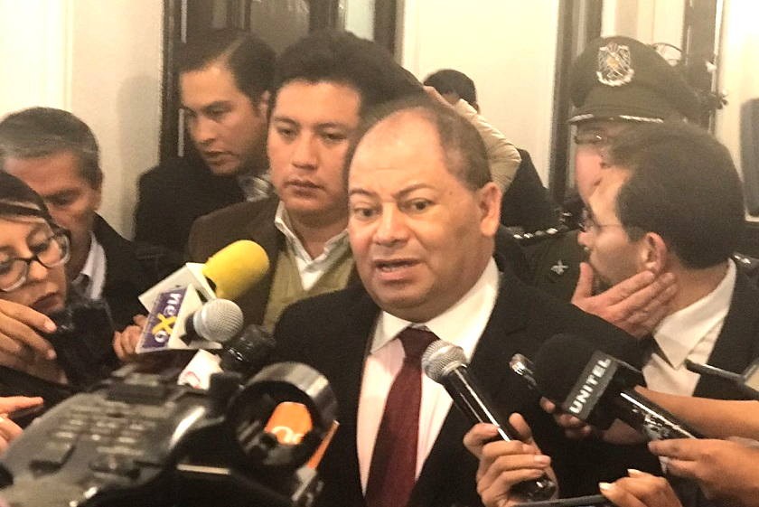 Carlos Romero atiende a los periodistas. Foto: Gentileza