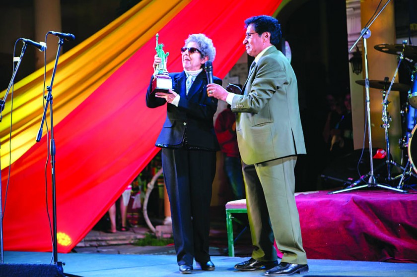 RECONOCIMIENTO. El viernes, Matilde Casazola, junto a otros artistas locales recibió el premio ARUMA Comunicaciones.