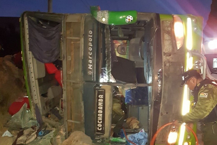 Accidente de un bus deja un muerto y 18 heridos en la ruta Oruro-Potosí