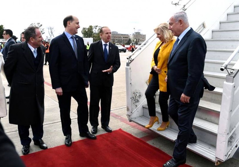 Fotografía en la que se muestra al primer ministro de Israel, Benjamín Netanyahu (d) a su llegada a Buenos Aires. EFE