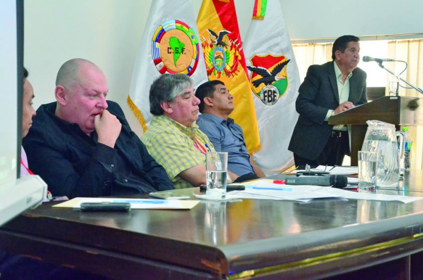 El presidente interino de la FBF Carlos Ribera (i) confirmó ayer la suspensión de las elecciones en la que César...