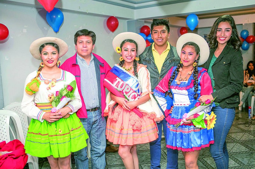 Las finalistas junto al jurado: Álvaro Sotomayor,  Hernany Porcel y Cecilia Cruz