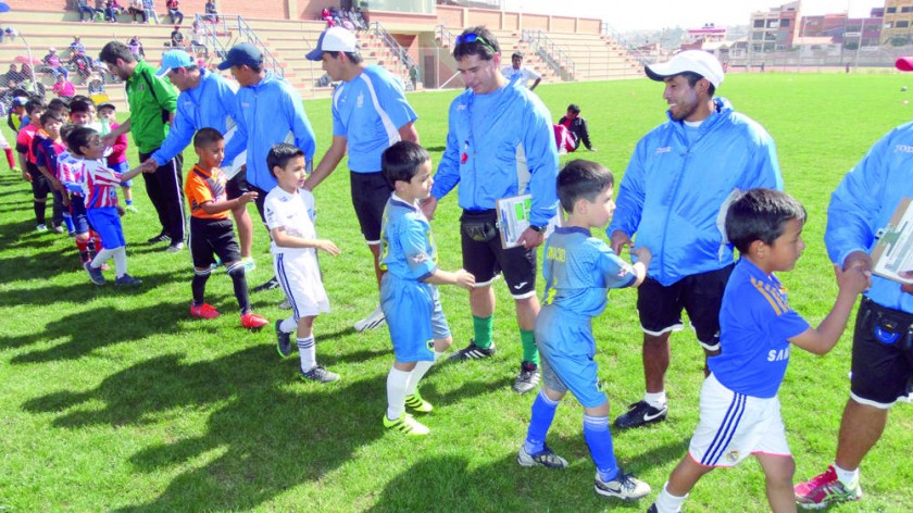 Las primeras prácticas se efectuaron ayer, en la cancha auxiliar del estadio Patria, escenario elegido para el...