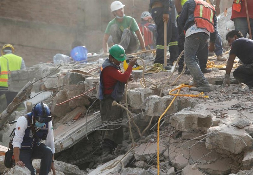 Rescatistas trabajan entre los escombros de los edificios colapsados en Ciudad de México (México) hoy, martes. EFE