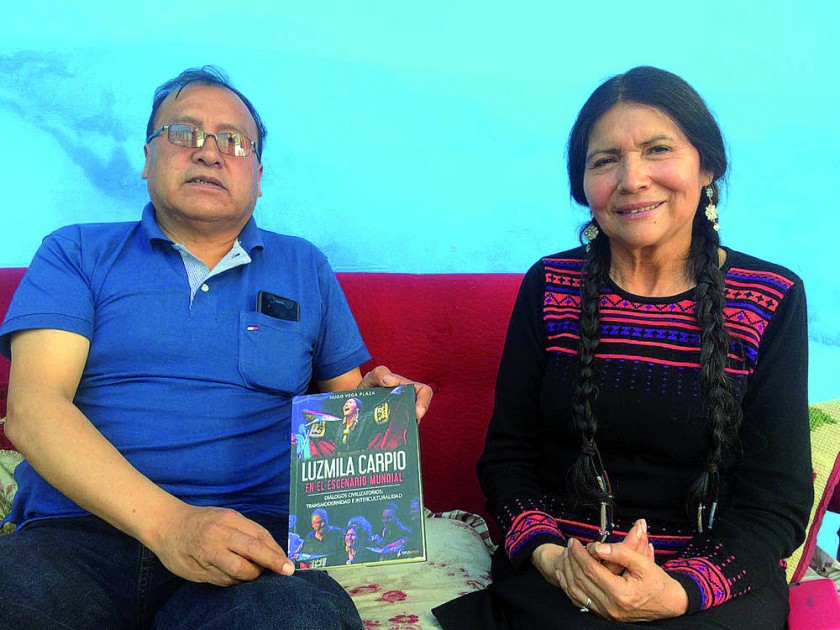 LEGADO. El politólogo Hugo Vega presentará esta noche su libro dedicado a la cantautora Luzmila del Carpio.