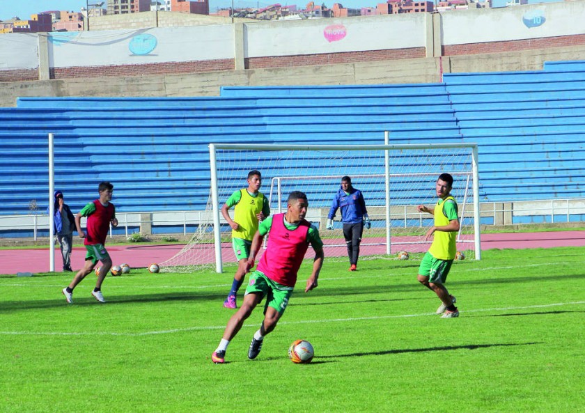 El plantel capitalino entrenó ayer en doble turno; por la tarde lo hizo en el óvalo del estadio Patria.